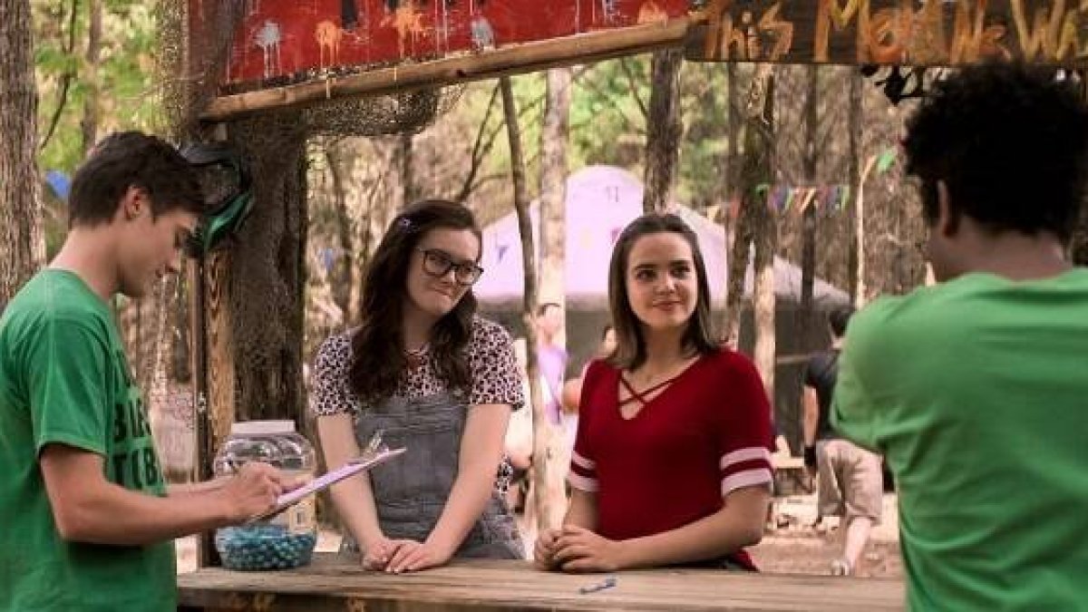 Chico malote conoce hija de catequista jefe... El campamento de mi vida, musical en Netflix