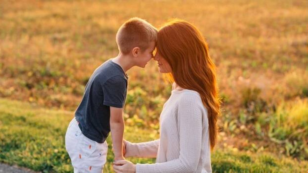 Toda madre que ama a Dios desea que su hijo también llegue a conocerlo y amarlo... Él se expresa a través de obras maravillosas - foto de Kristyn Lapp en Unsplash