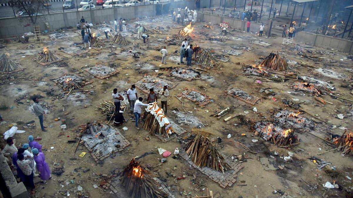 La enorme cantidad de muertos por Covid obliga a realizar cremaciones masivas en la calle