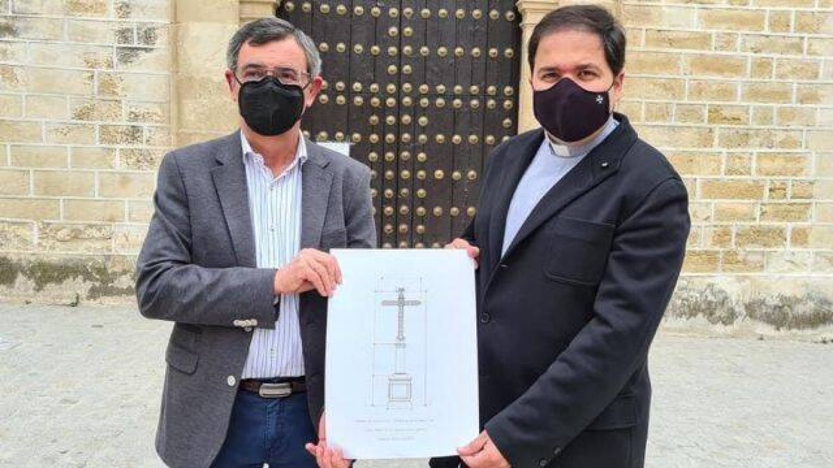 Pablo Lora, consiliario de la Agrupación de Cofradías de Aguilar, anuncia que los vecinos de Aguilar tendrán pronto una nueva cruz en la plaza de las Descalzas.