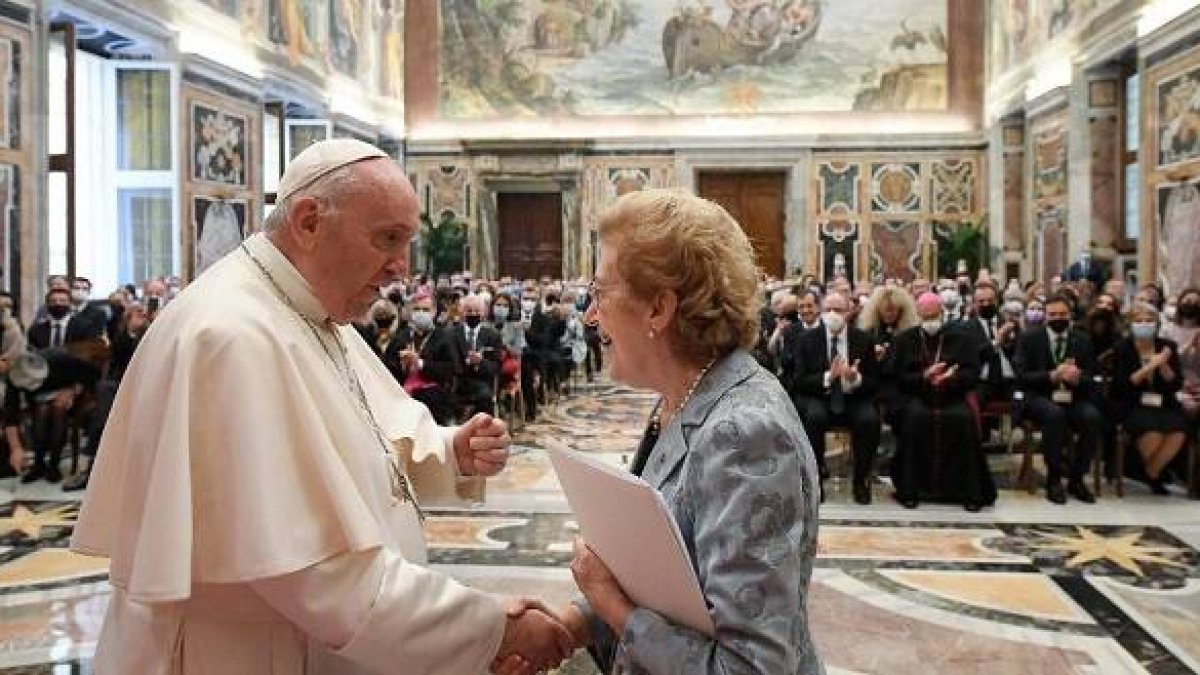 Francisco saluda a Anna Maria Tarantola, presidente de la Fundación Centesimus Annus sobre Doctrina Social de la Iglesia