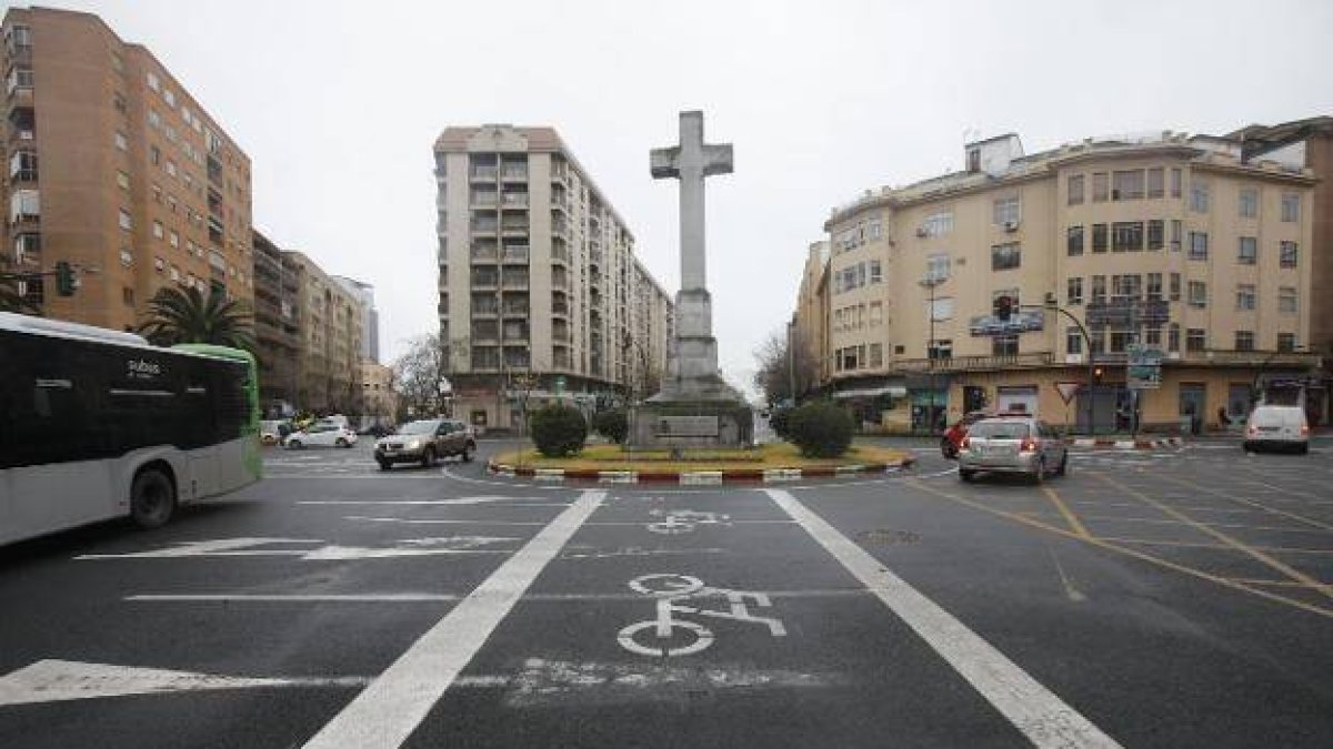 Cruz de 12 metros en la Plaza de América de Cáceres, la izquierda -que suma el 44 por ciento de los votos municipales- amenaza con retirarla -foto de Armando Méndez en Hoy