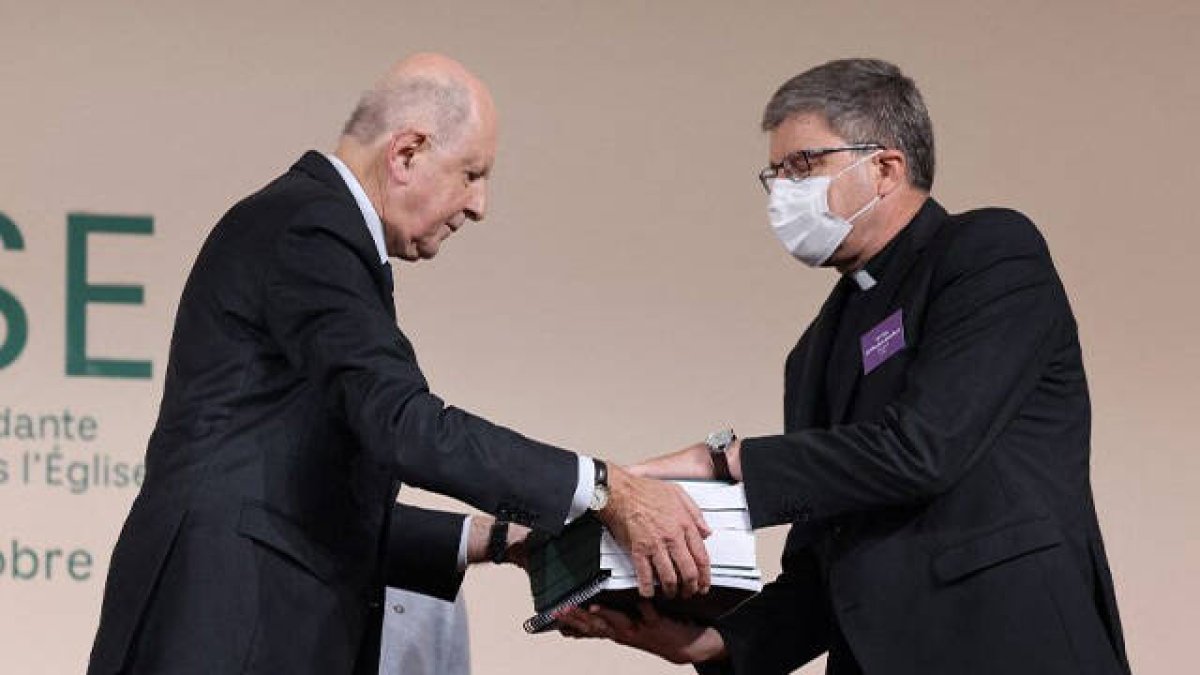 Suavé entrega el informe al presidente de la Conferencia Episcopal Francesa