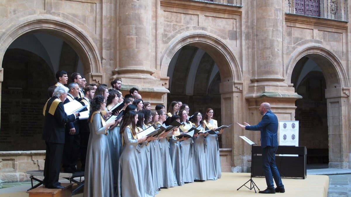 Tomás Luis de Victoria vivió como cantó, en alegría y gloria a Dios, dejando obras extraordinarias de polifoní que siguen asombrado hoy. Foto: Coro Tomás Luis de Victoria de la Universidad Pontificia de Salamanca. Twitter: @CoroUPSA