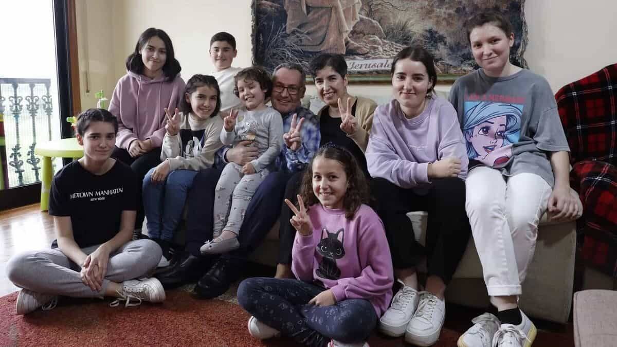 Hernán Alonso, con su mujer y sus ocho hijos / Miguel Villlar - La Voz de Galicia