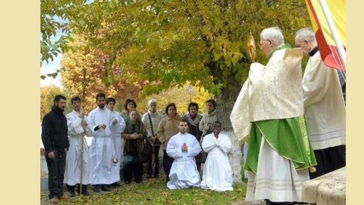 Oración con el Santísimo entre las fosas comunes del Cementerio de Mártires de Paracuellos, con el obispo Reig Pla -foto de 2018
