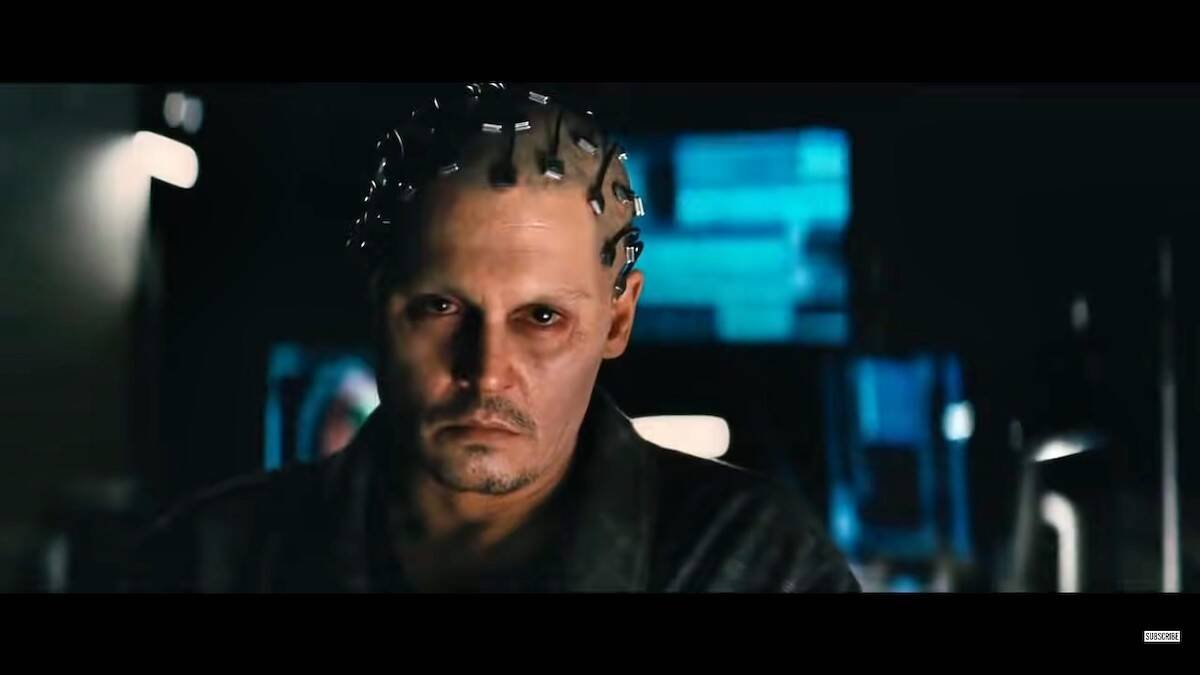 Vivir eternamente ¿sin una razón para vivir? La distopía transhumanista no busca la felicidad del hombre, solo su transformación sin objeto. Foto: Johnny Depp en «Transcendence» (2014), «liberando» su inteligencia de su cuerpo.