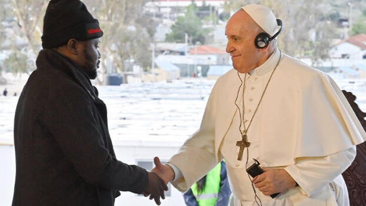El Papa Francisco en Mitilene saludando a un refugiado
