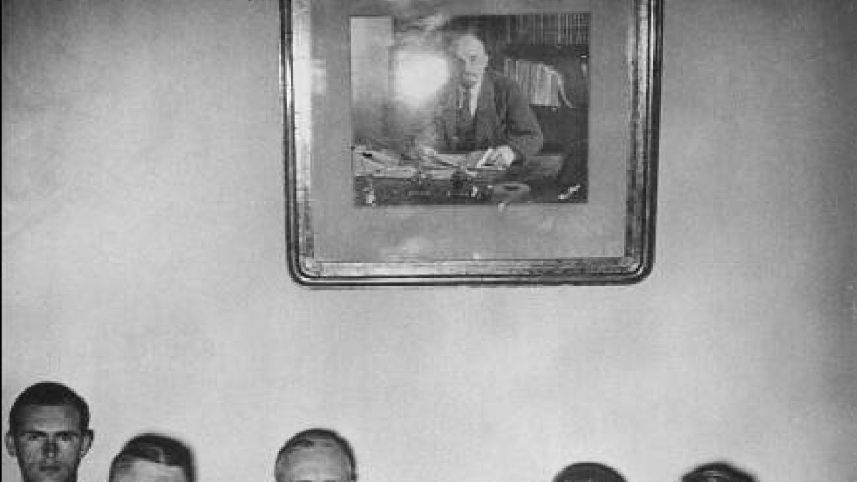 Firma del Pacto Nazi-comunista. En la fila de atrás, de pie, Stalin. Al fondo, retrato de Lenin.