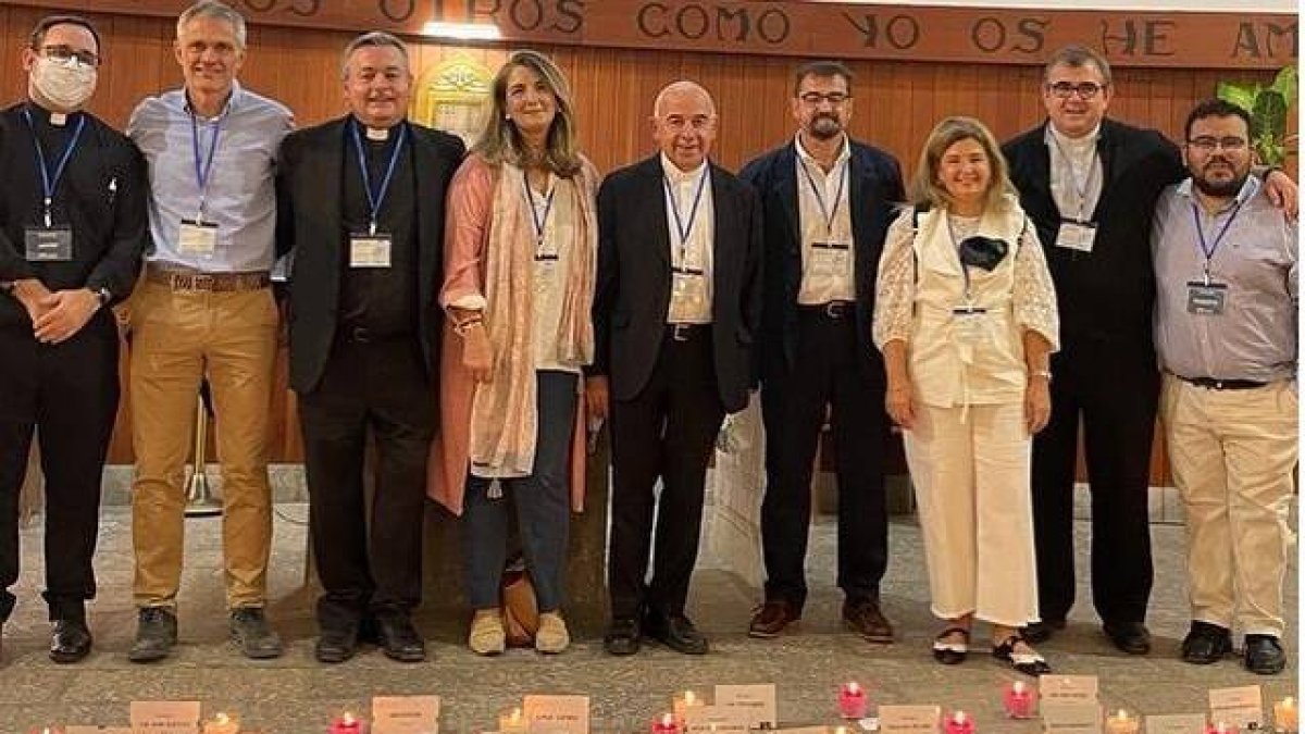 Foto final de los ponentes y organizadores del V Foro de Evangelización en Valencia