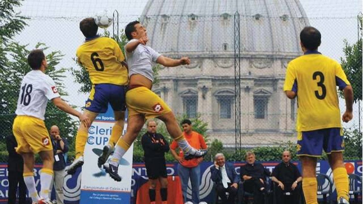 Un partido de la Clericus Cup - entre los seminaristas y los guardias suizos hay algunos que juegan bien