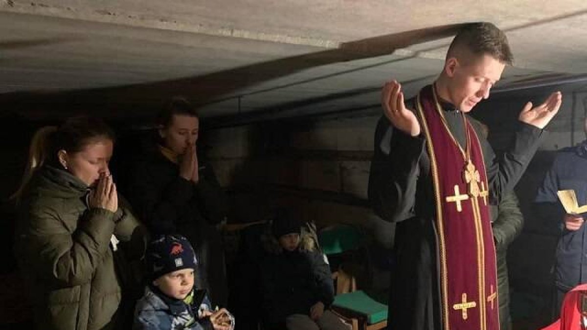 Un sacerdote grecocatólico de la región de Kiev celebra la Divina Liturgia bizantina en un sótano antibombas el último domingo de febrero