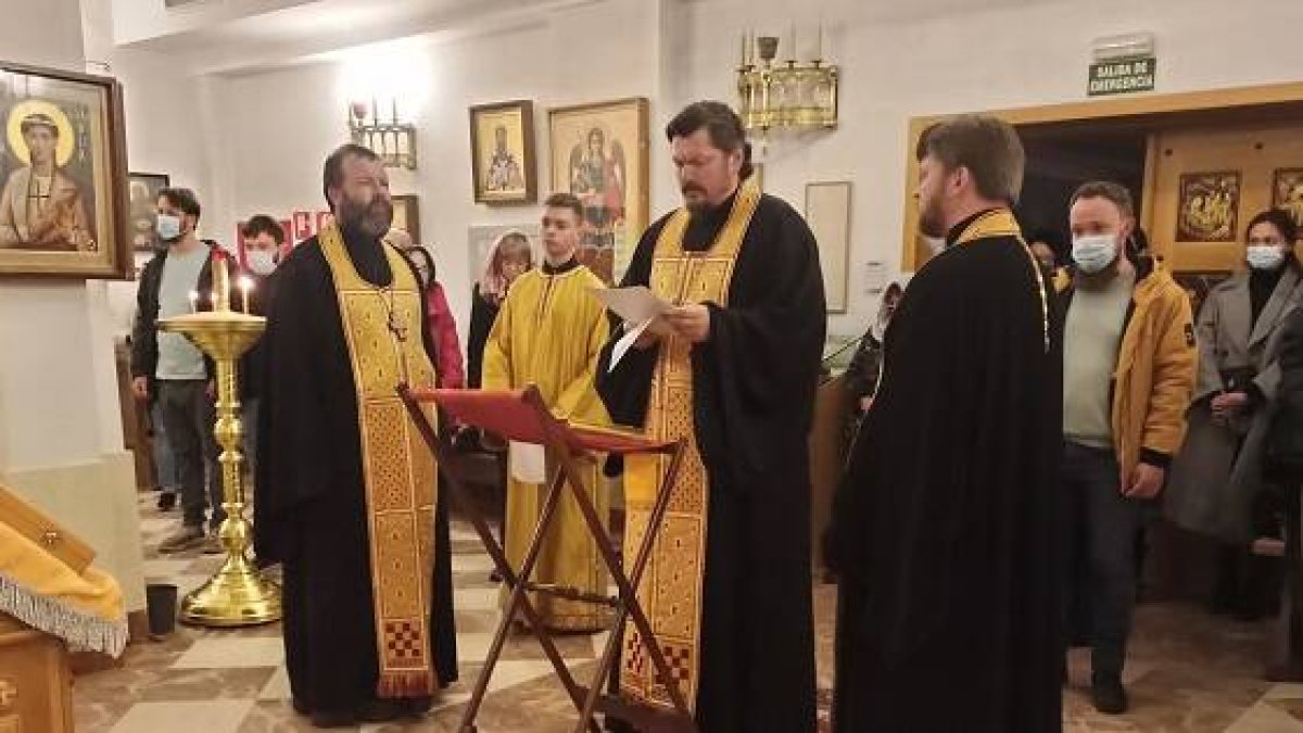 Oración por la paz en Ucrania en la parroquia ortodoxa rusa de Madrid el 25 de febrero - a la izquierda, el padre Kordochkin, uno de los firmantes y difusores del manifiesto