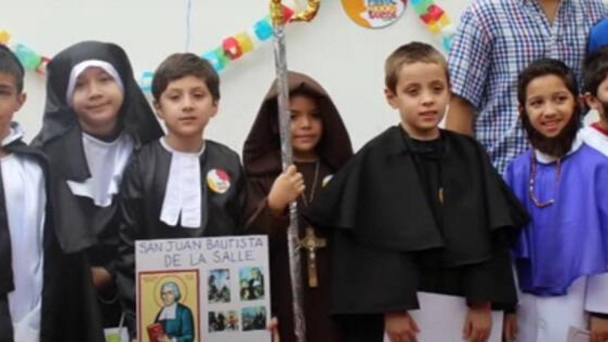 Niños celebran Holywins vestidos de santos en un colegio hispanoamericano en 2014