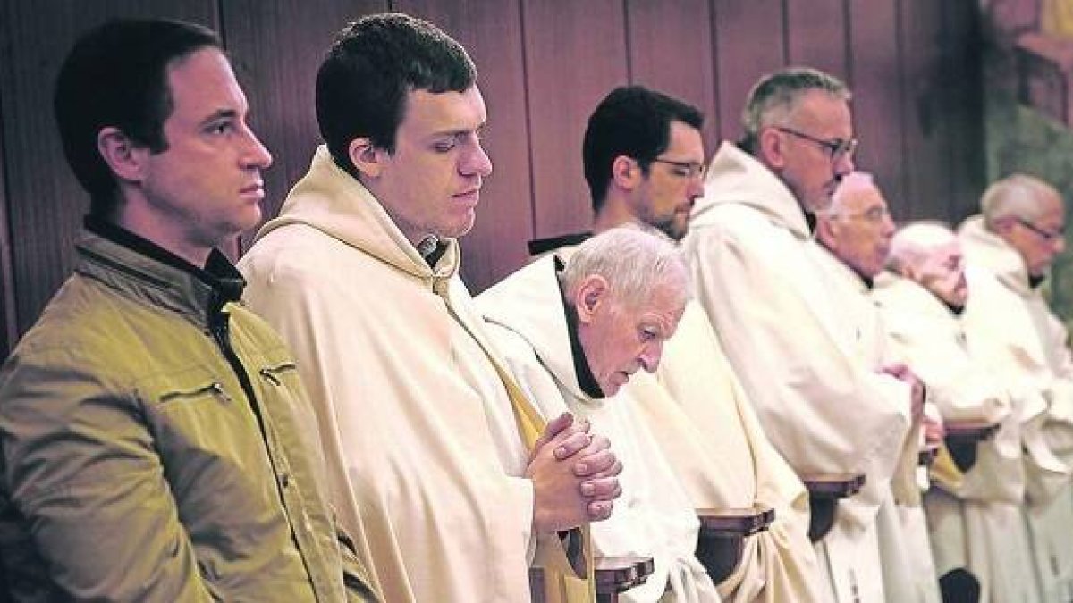 Los monjes de San Pedro de Cardeña en el rezo de Laudes, a las 7 de la mañana. Foto: Sergio García / El Diario Montañés.