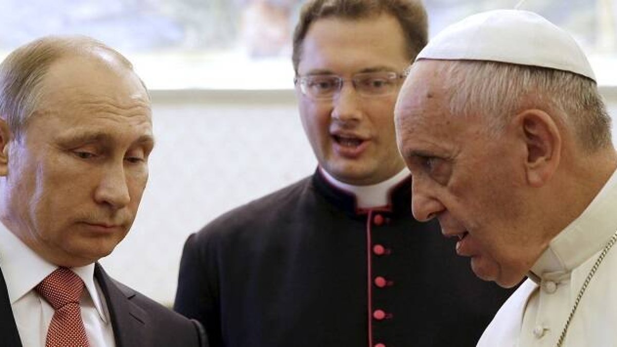 Un Kulbokas 9 años más joven hace de intérprete en el encuentro entre Francisco y Putin en Roma en 2013