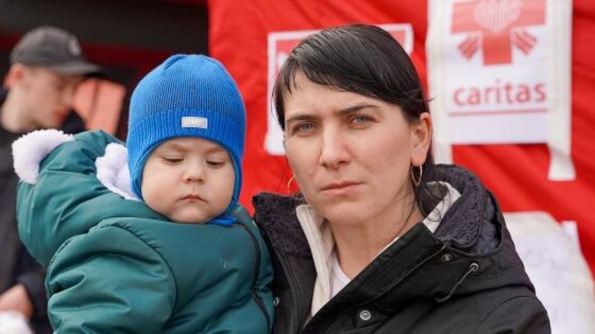 Una madre ucraniana con su hijo en un puesto de acogida de Cáritas en Polonia... el país se llena de madres y niños que huyen de la invasión rusa