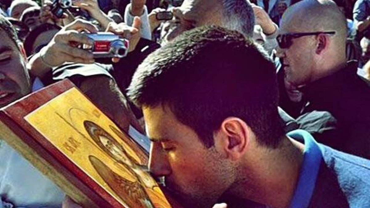 En la imagen, Novak Djokovic, fiel de la Iglesia ortodoxa serbia, besa un icono.