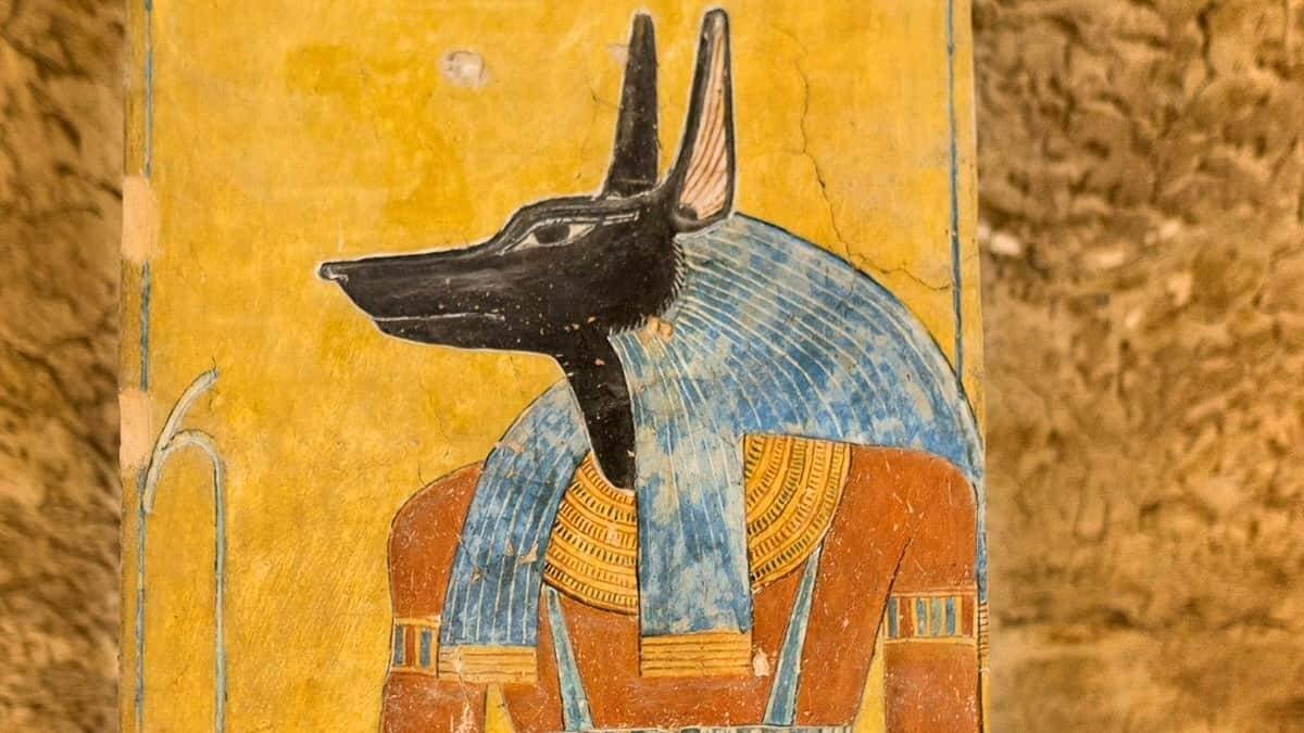 El pretexto de elevar a los animales al nivel de los hombres solo esconde la pretensión de degradar a los hombres al nivel de los animales. En la imagen: Anubis, uno de los dioses egipcios de efigie animal.