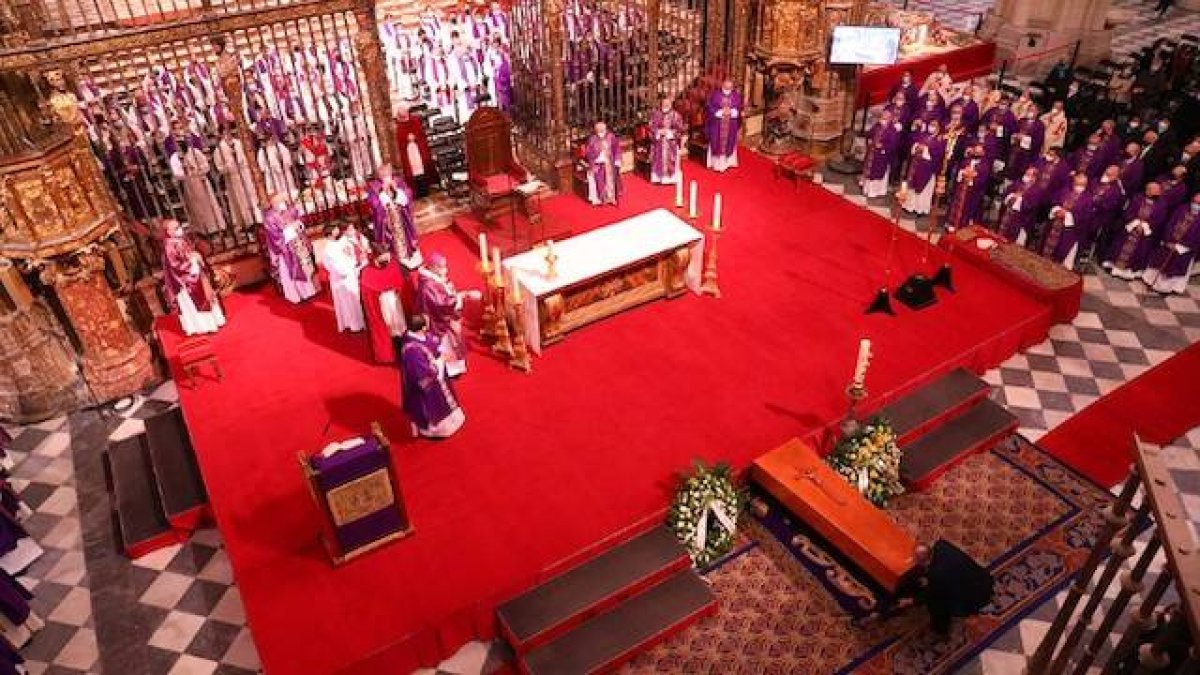 Un momento de la misa de exequias del cardenal Francisco Álvarez Martínez, celebrada este viernes en la catedral de Toledo.