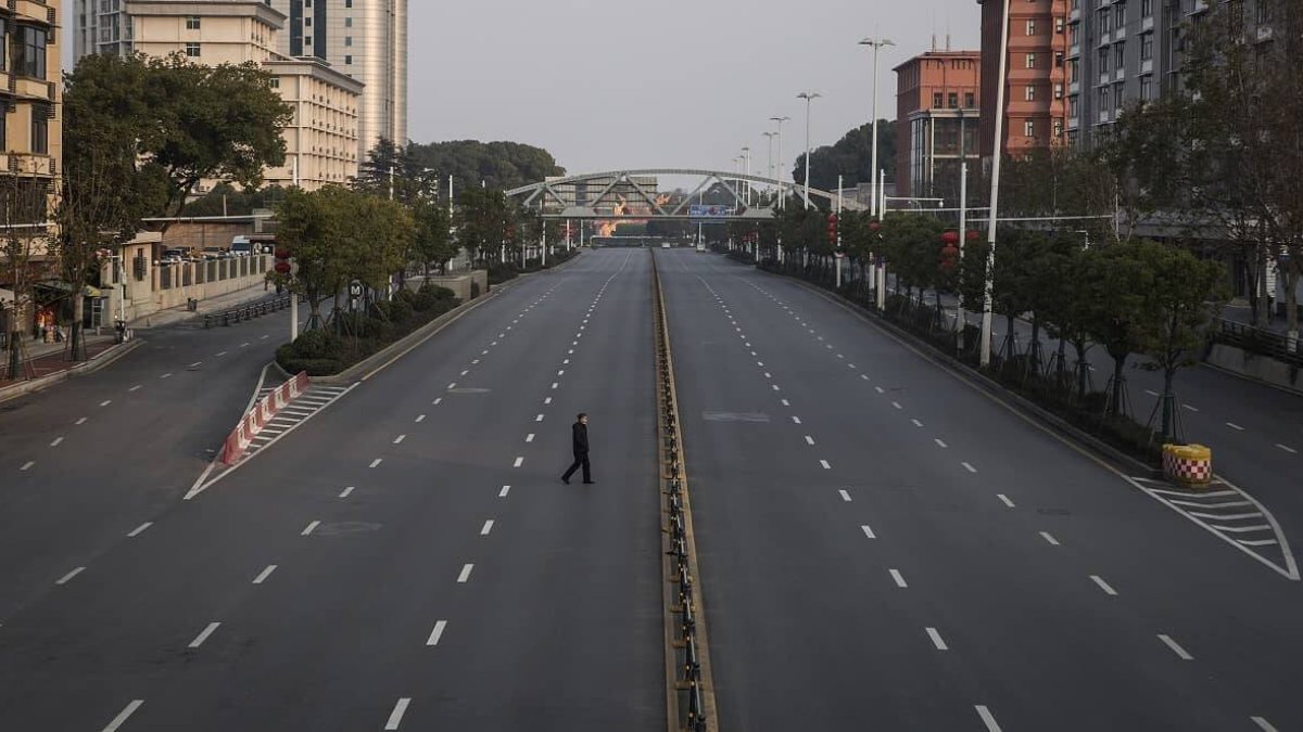 Imagen de la ciudad china de Wuhan, origen del coronavirus. Las calles de esta urbe de 11 millones de habitantes estuvieron vacías durante semanas debido al confinamiento / Fotograma del cortometraje NOWNESS