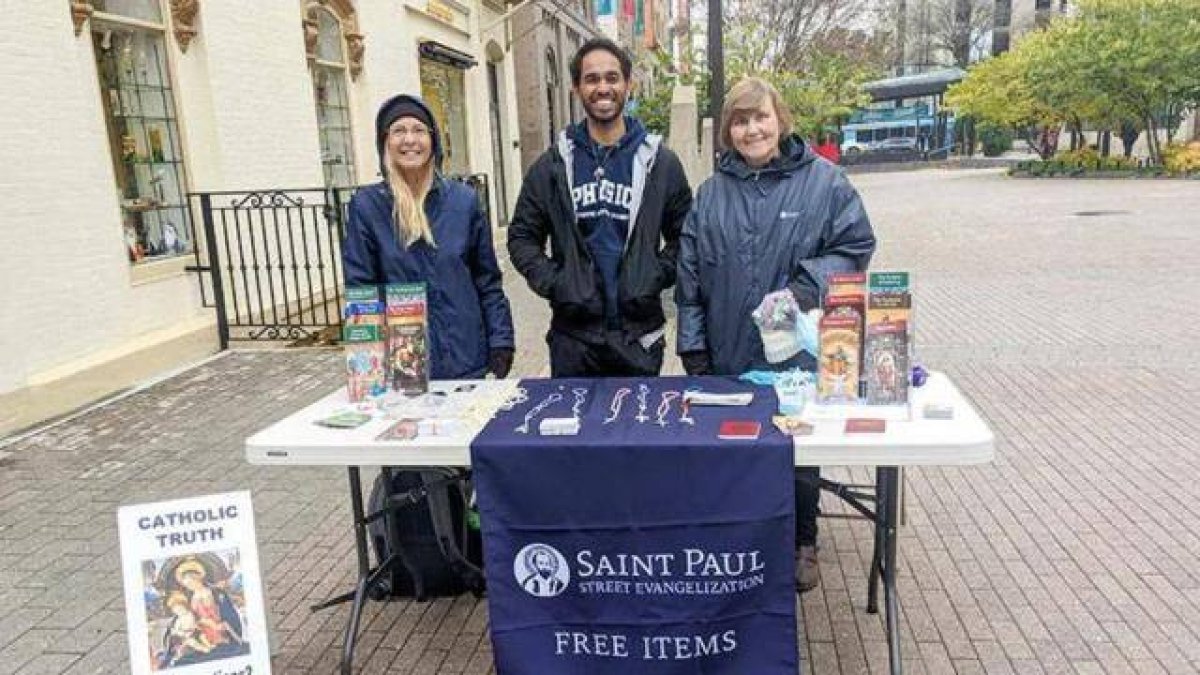 Darren Pereira, de Saint Paul Street Evangelization, con su equipo de evangelización callejera católica