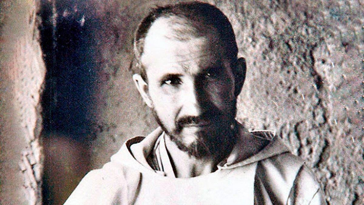 Charles de Foucauld (1858-1916), tras una vida disoluta llena de aventuras, se fue al Sáhara argelino para ser uno más entre los pobres y servirles.