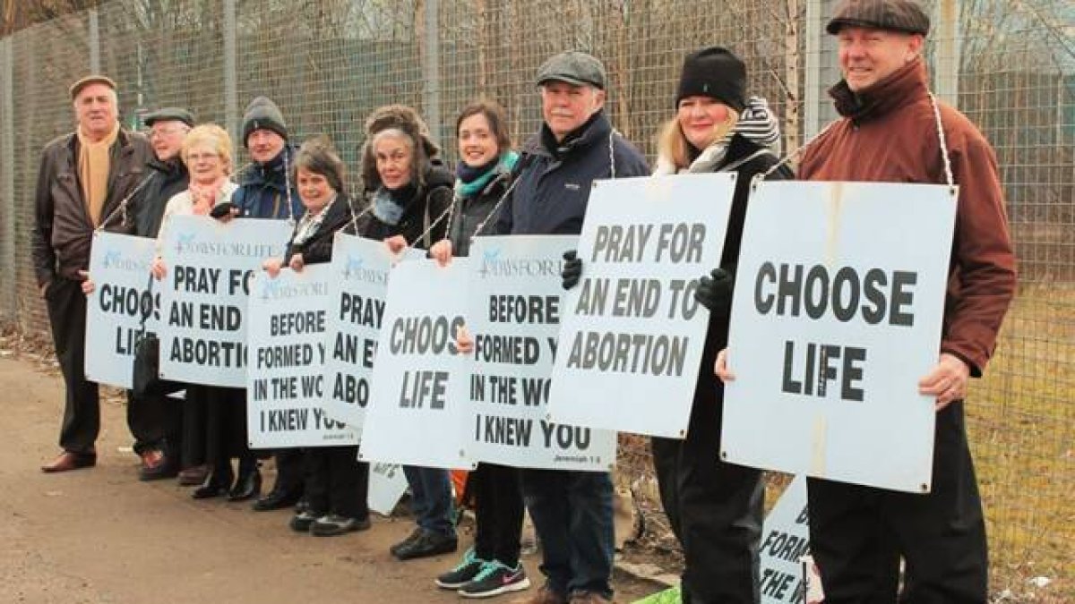 Las vigilias provida de Escocia ante las clínicas abortistas podrían no tener que preocuparse por su legalidad en el corto plazo, al contrario que otros países de Europa.