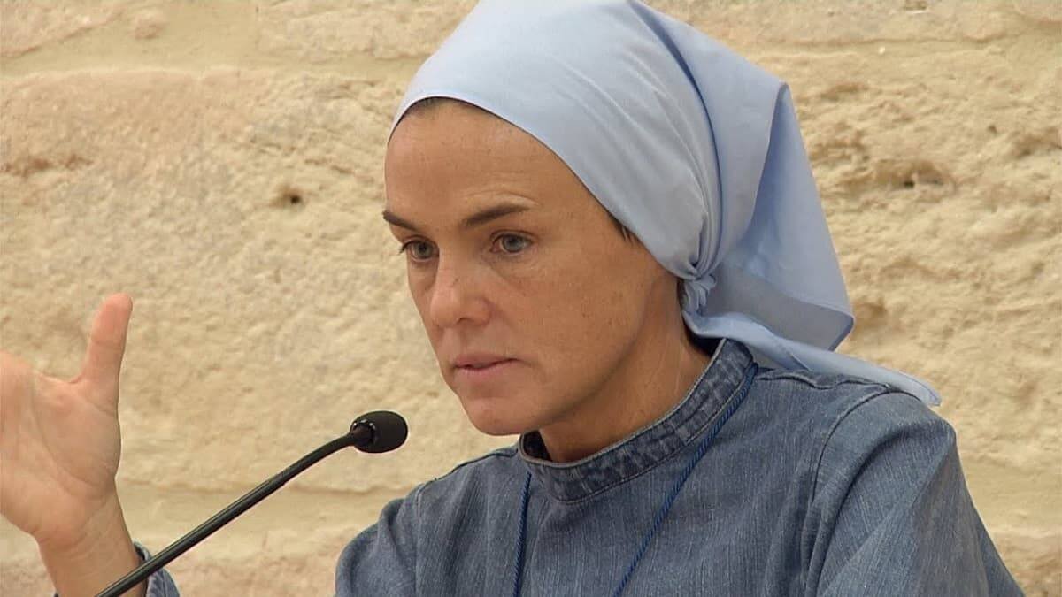 La Madre Verónica Berzosa profundiza en el bien que la Adoración es para el hombre.