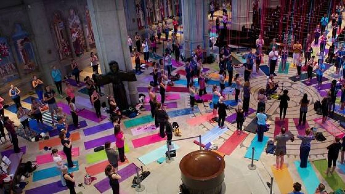 Yoga con laberinto y guitarra en la catedral episcopaliana -protestante muy liberal- de San Francisco, EEUU