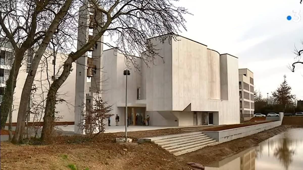 La minimalista iglesia de St Jacques de la Lande, en Rennes (Francia), fue consagrada en 2018 y es obra de Álvaro Siza, un arquitecto portugués de fama internacional.