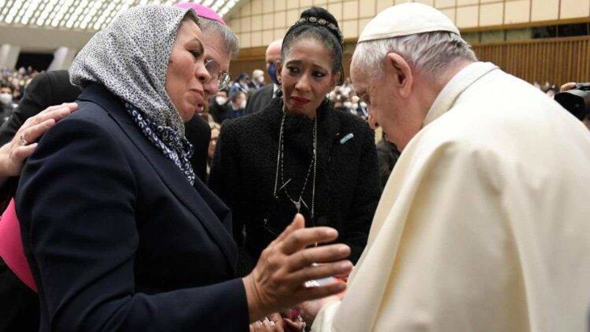 El Papa Francisco escucha a una peregrina durante la audiencia pública del Miércoles de Ceniza de 2022