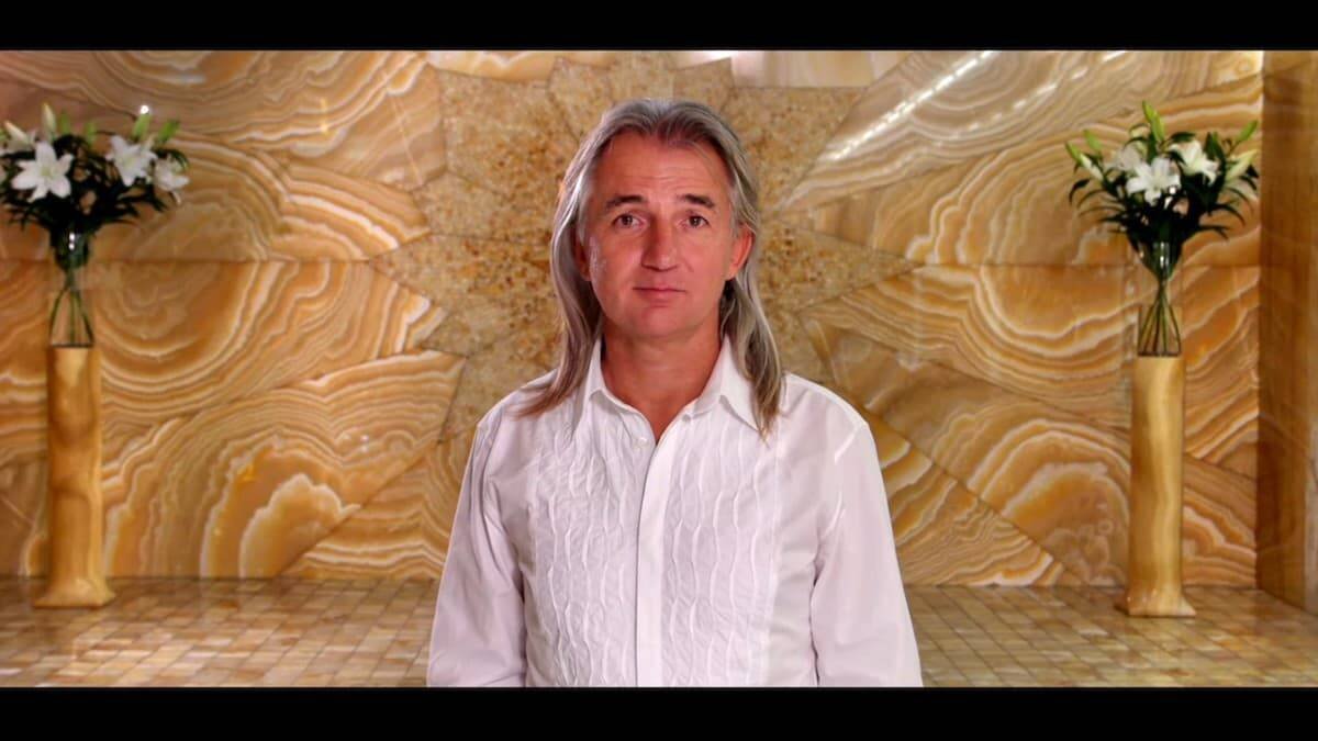 Braco no habla en sus espectáculos ni concede entrevistas. Un aura de misterio muy provechosa. Su maestro fue un espiritista.