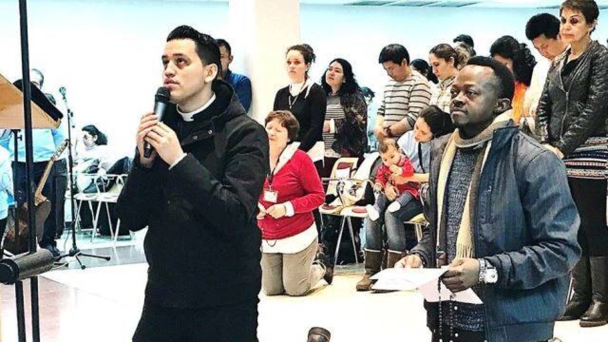 Ephrem Tshibamfumu, fundador de los Testigos de la Misericordia, junto con el sacerdote Joathan Funes, durante una oración realizada en Madrid.