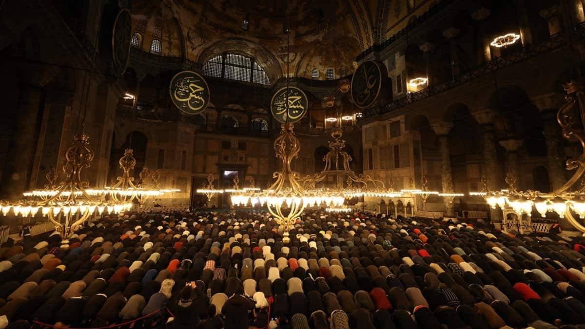 Miles de musulmanes realizaron el rezo del inicio del Ramadán desde la antigua basílica bizantina de Santa Sofía en Estambul
