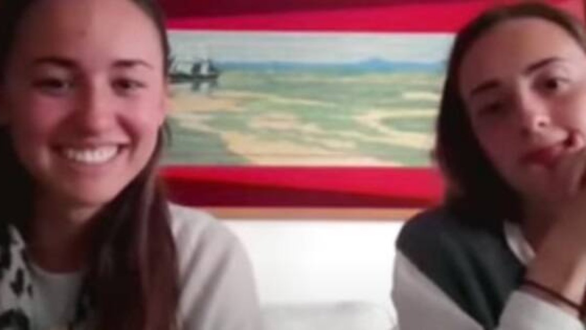 Dos de las jóvenes de DeArco que animan a participar un año más en la Vigilia de Difuntos en el Valle de los Caídos