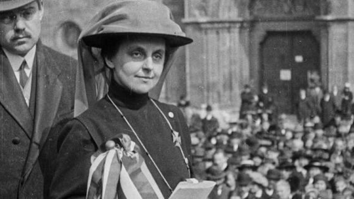 Margit Slachta en 1920, celebrando ser elegida diputada, la primera mujer en la Dieta de Hungría.