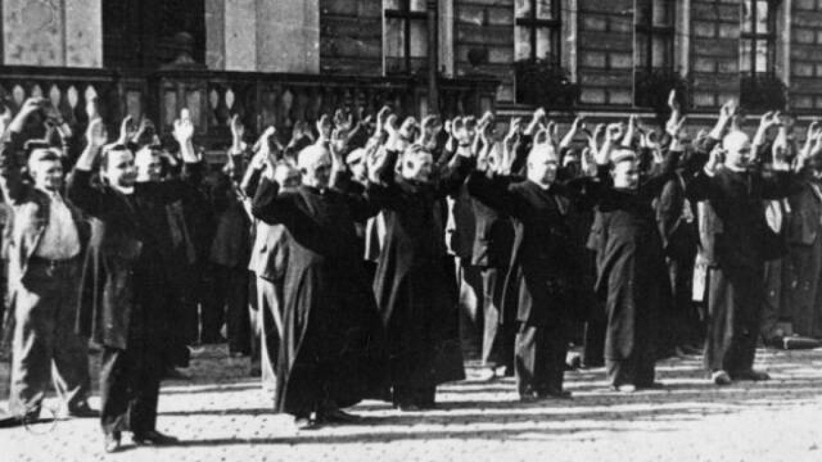 Ejecución pública de sacerdotes y civiles polacos en la Plaza del Mercado Viejo de Bydgoszcz (Polonia) el 9 de septiembre de 1939.