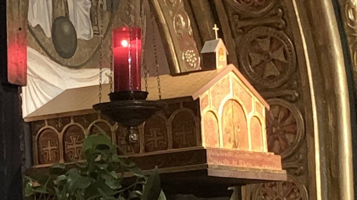 Jesús nos espera en su Presencia Real para comunicarse con nosotros en la oración. Foto: Albert Cortina, sagrario del oratorio de las Siervas del Hogar de la Madre (Cantabria, España).