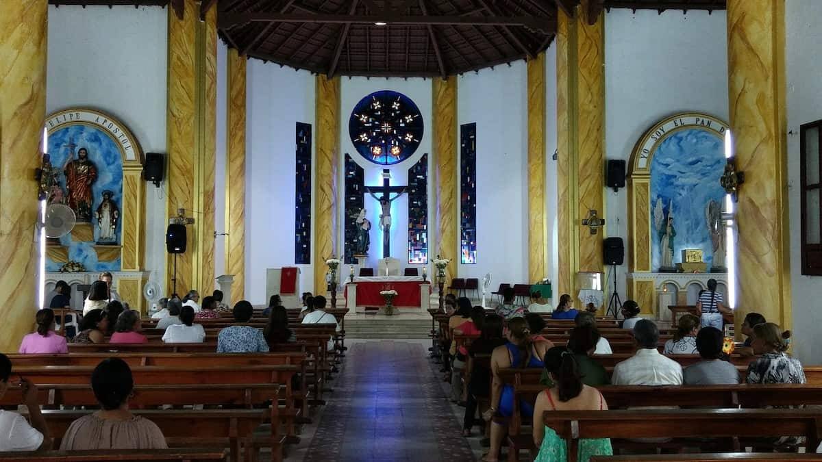 La introducción de bancos en los templos es relativamente reciente, y solo se generalizó a partir del siglo XX. Foto: Alexandra Pacheco / Cathopic.com