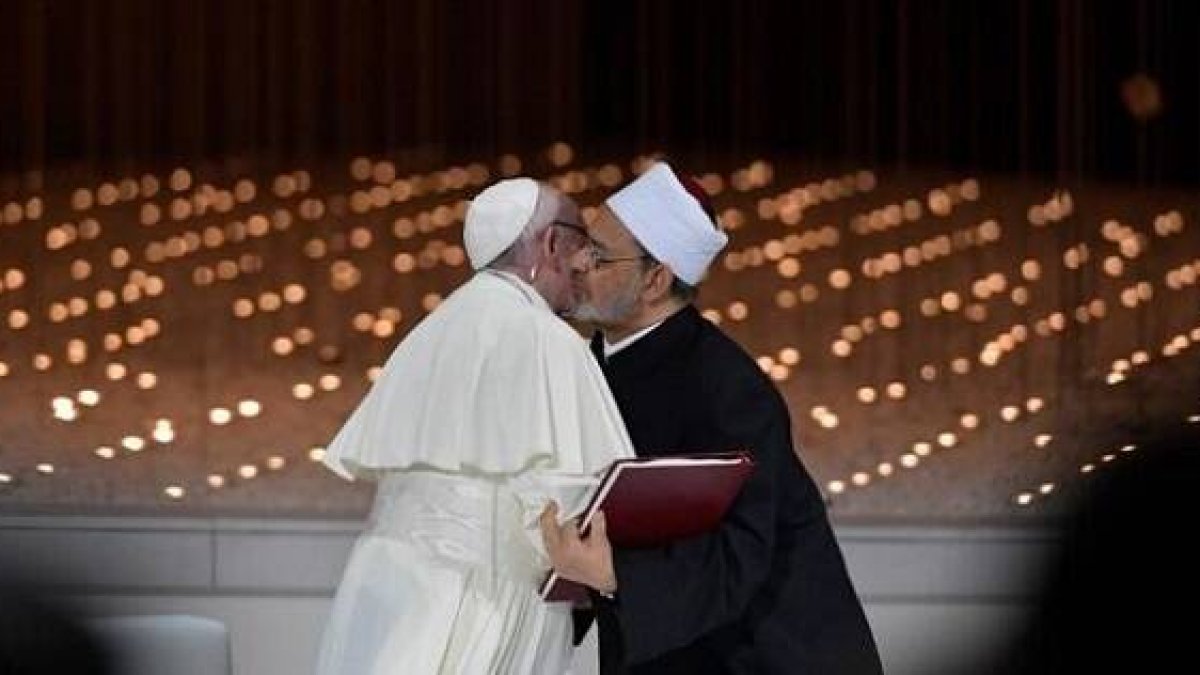 Icónico abrazo entre el Papa Francisco y el Gran Imán Al Tayyeb en 2019 en Abu Dabi