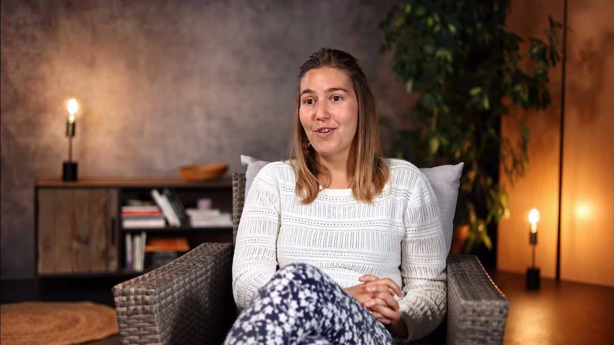 Anna, hija de judía y ateo anticlerical, creció sin fe pero contactó en la universidad con jóvenes católicos.