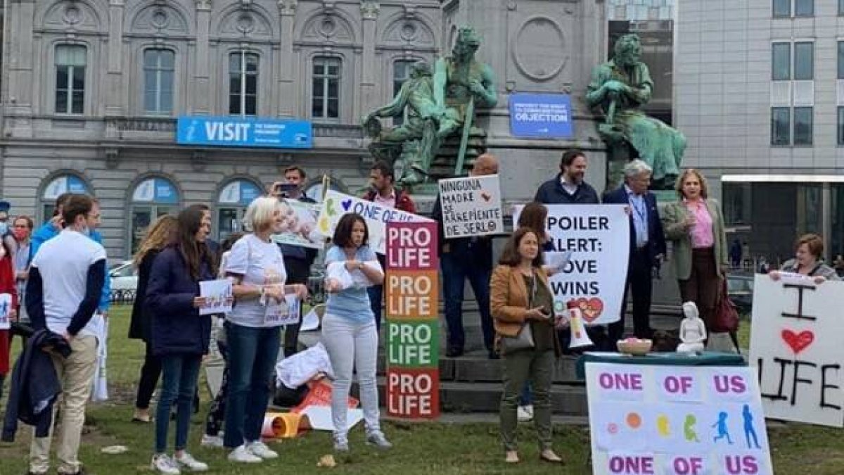 Activistas de One of Us en una concentración provida en la calle - es una red en casi toda Europa