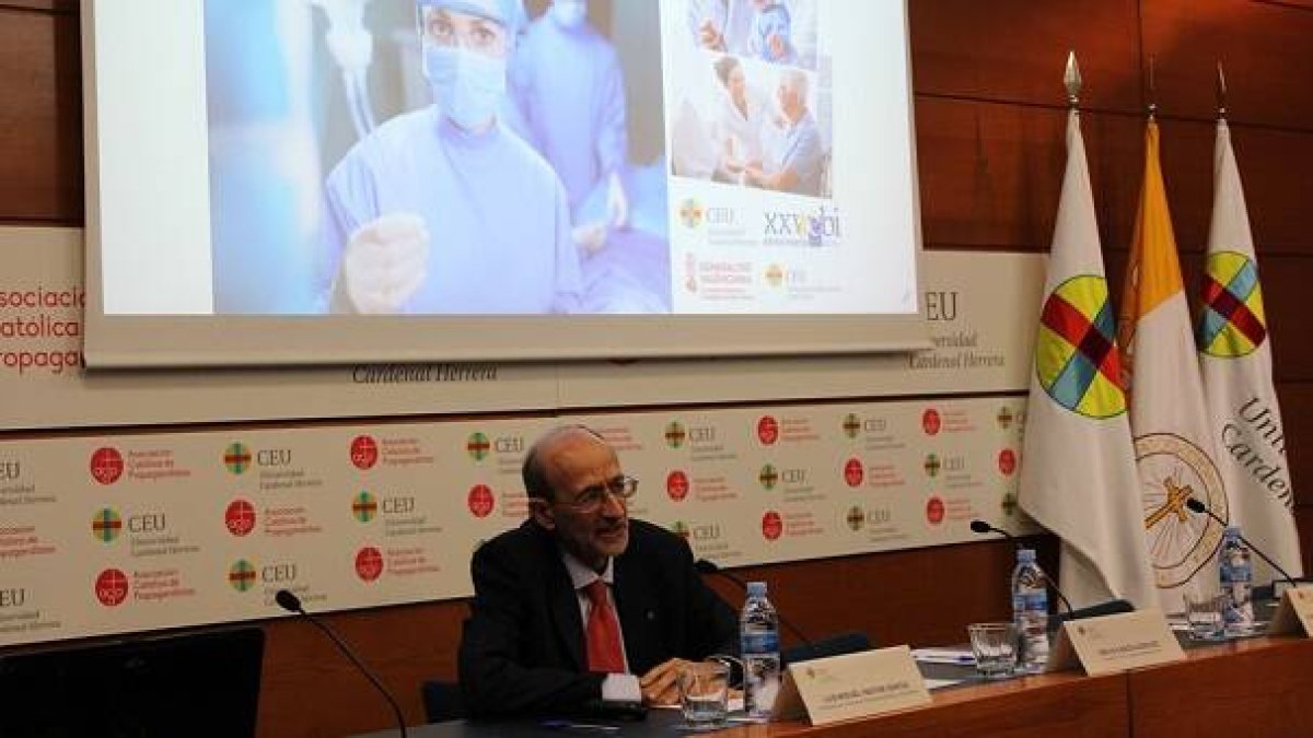 Un ponente de AEBI habla de bioética en la Universidad Cardenal Herrera del CEU en 2019