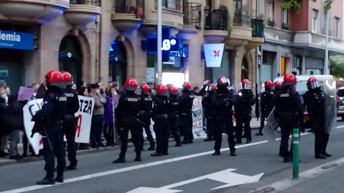 Los agentes antidisturbios tuvieron que intervenir para velar por la seguridad del grupo provida que intentaba rezar
