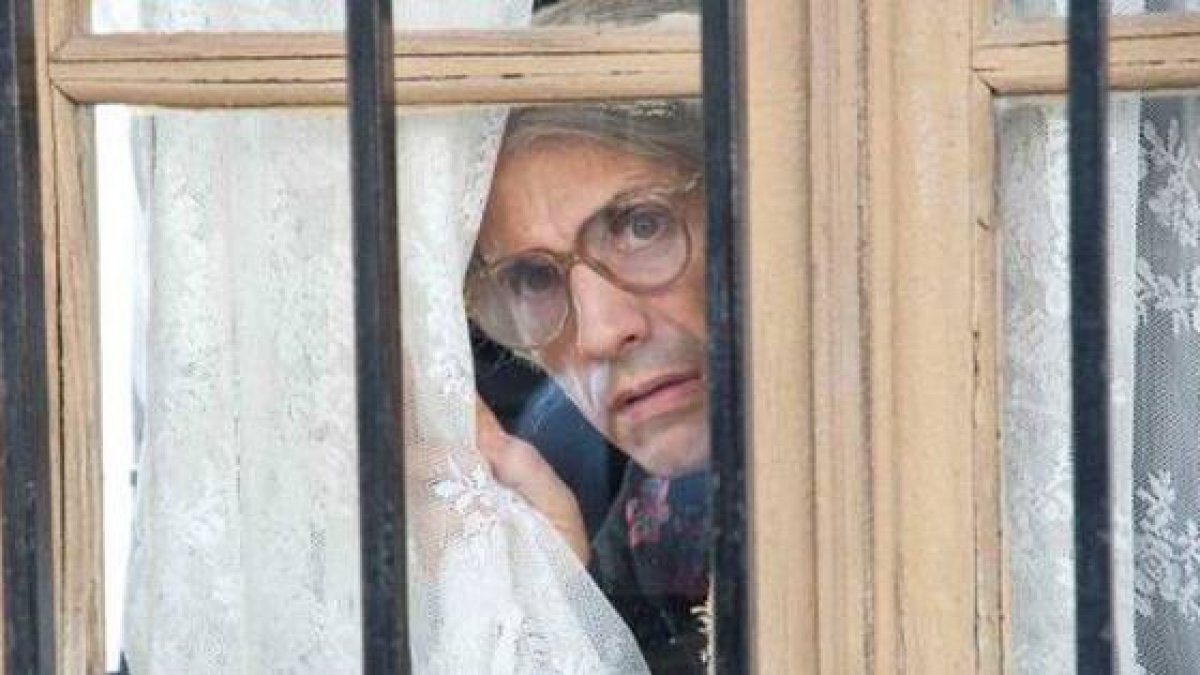 El cómico José Mota interpreta a la Vieja del Visillo, a la vez desconfiada y metomentodo