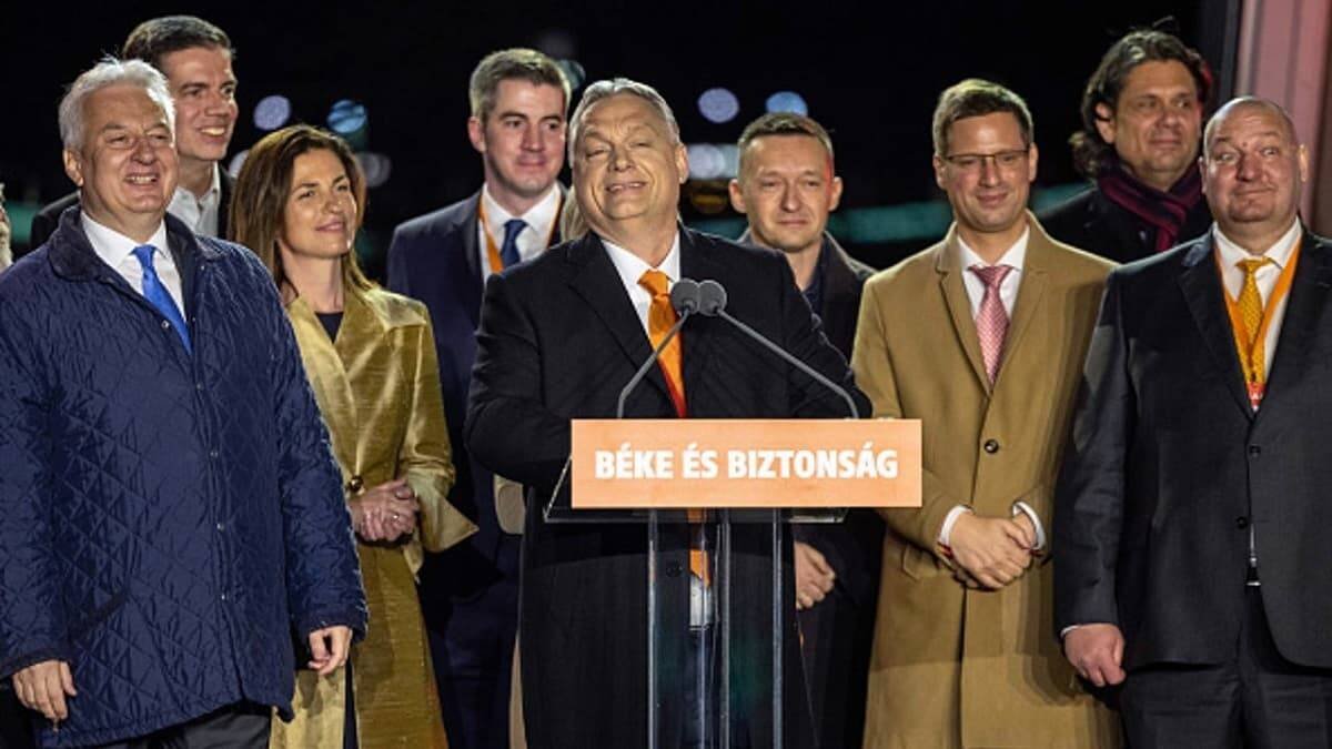 Viktor Orban celebra con su equipo su victoria en las elecciones húngaras de este domingo