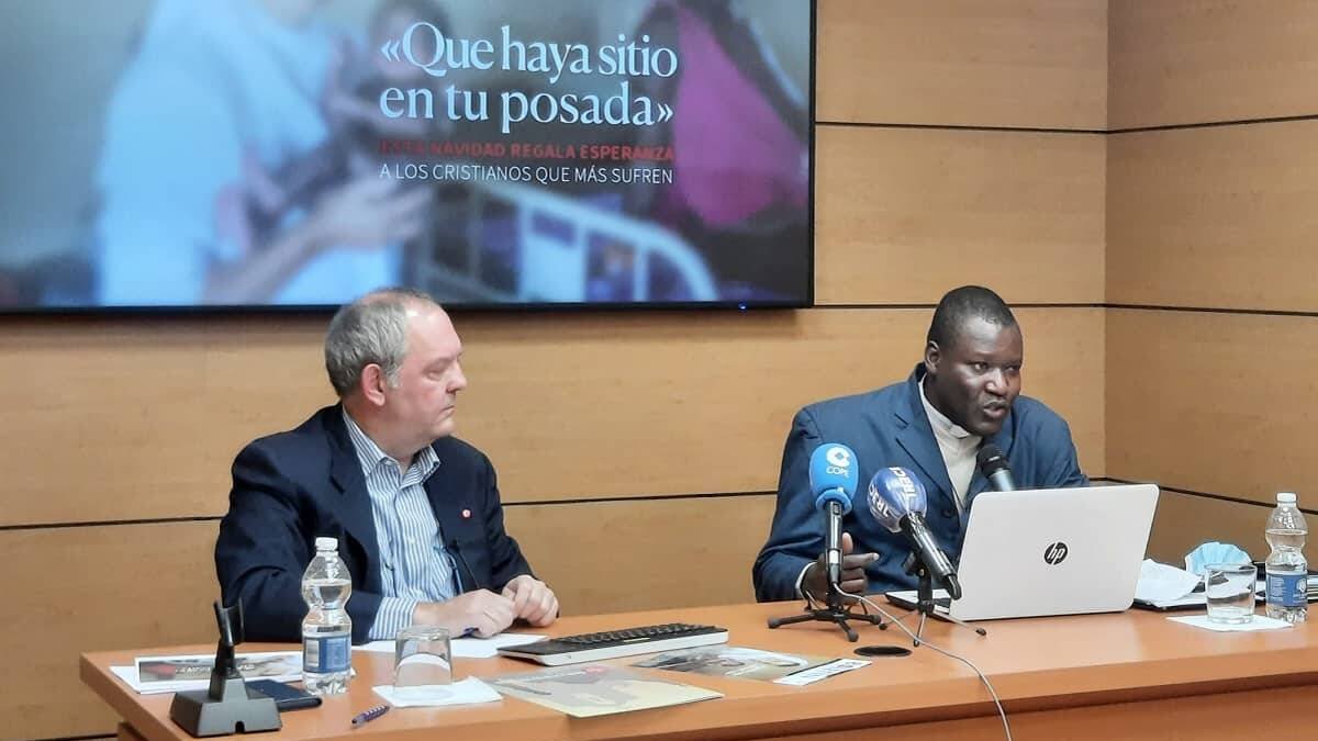 Javier Menéndez Ros, director de ACN, y el padre Wenceslao Belem, sacerdote de Burkina Faso