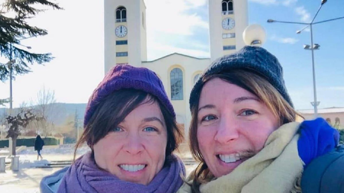 Rosa y Nora transformaron su agencia de viaje en una únicamente de peregrinaciones