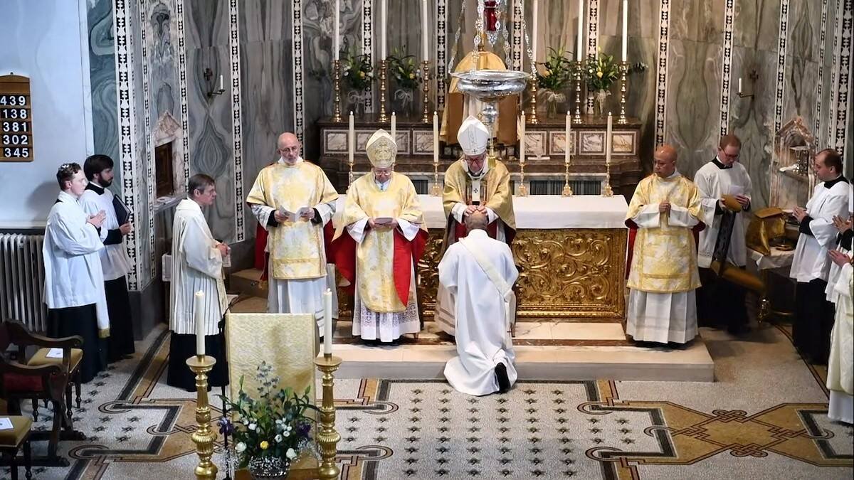 Momento en el que el cardenal Vincent Nichols impone las manos a Michael Nazir-Ali para ordenarle sacerdote. Foto: Captura Our Lady of the Assumption Catholic Church.